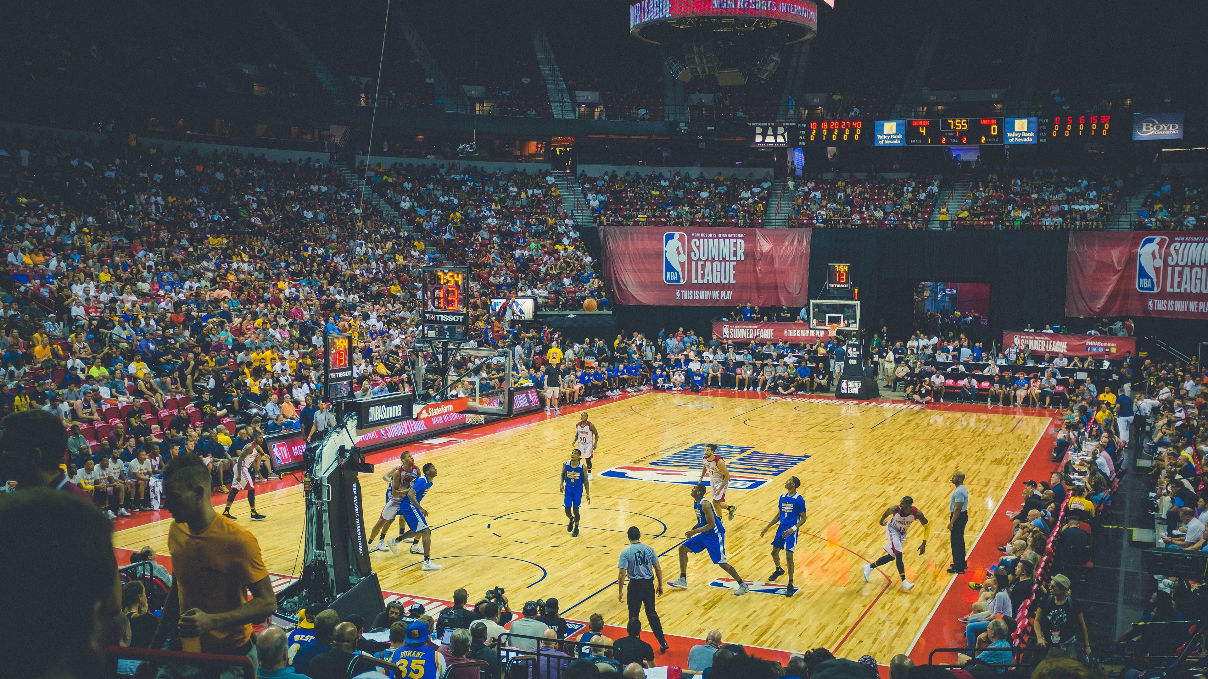 湖人带走勇士,利拉德带动全队节奏,当个人英雄主义成为集体胜利的引擎